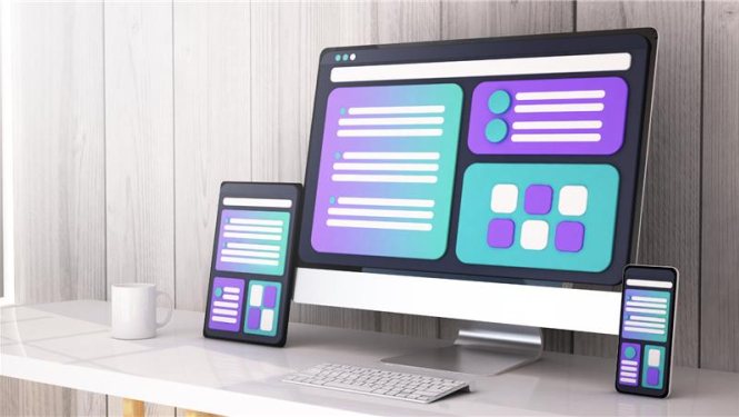 uz galda stāv liels stacionārais dators, no labās puses no tā stāv ar ekrānu uz priekšu mobilais telefons, no kreisās puses - planšete