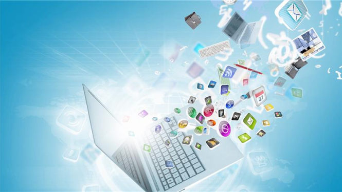 Erasmus+ tiešsaistes pasākumā par digitālo platformu attīstības vadlīnijām Baltijā; uz zila fona atvērts portatīvais dators no tā "lido" ārā dažādas digitālās ikonas