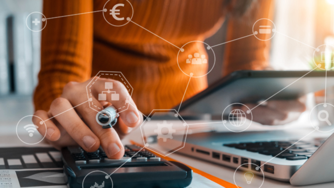 Sieviete lieto kalkulatoru pie galda