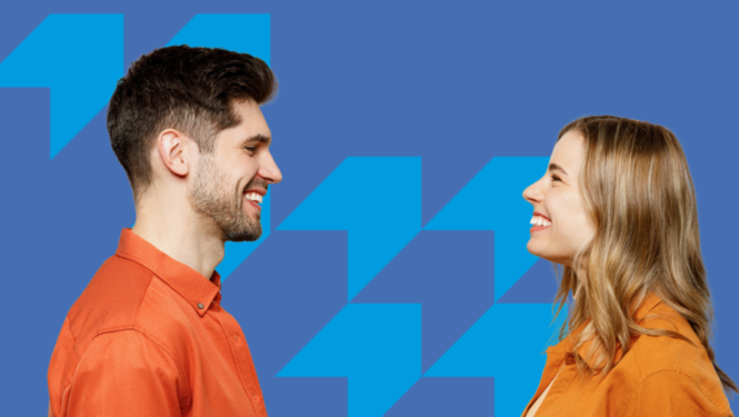 vīrietis skatās uz sievieti un smaida