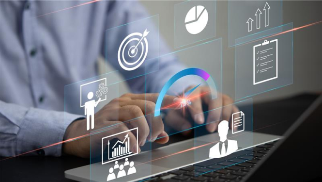 Erasmus seminārs vīrietis kreklā raksta uz klaviaraturas portativajā datorā priekšplānā ir dažādas baltas ikonas