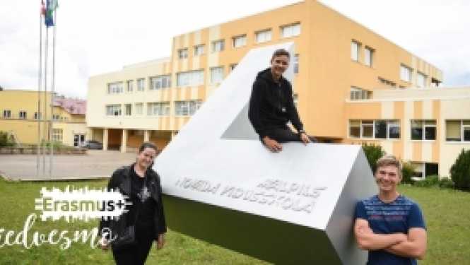 Bagātina un padara krāsaināku skolas dzīvi