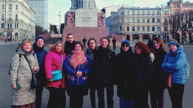 Cilvēku grupa pozē foto 