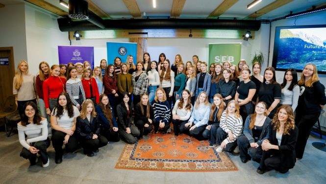 Liela meiteņu grupa pozē fotogrāfam