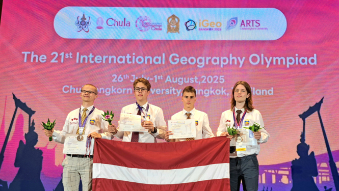 Latvijas komanda ar medaļām un LV karogu Ģeogrāfijas olimpiādē