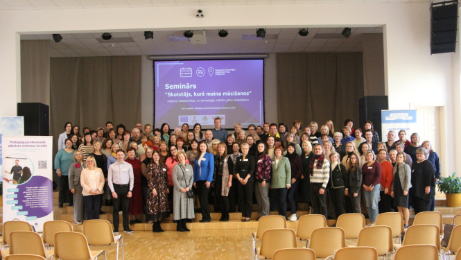Regionalais seminars Daugavpilī skolotājiem visi seminara dalībnieki kopbildē