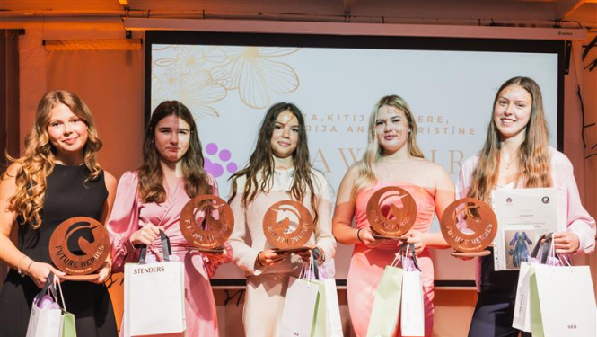 Programmas Future Heroes apbalvošana, jaunas meitenes ar balvām
