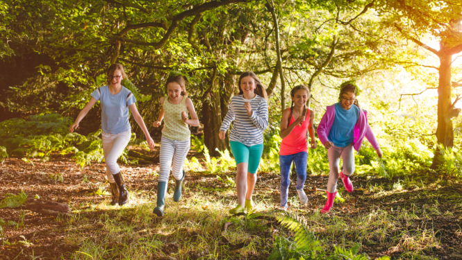 Bērnu grupa dabā skrien