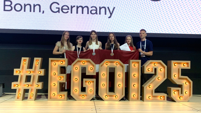 Informātikas olimpiade_ 2025 Vācijā Latvijas komandas dalībnieki ar karogu