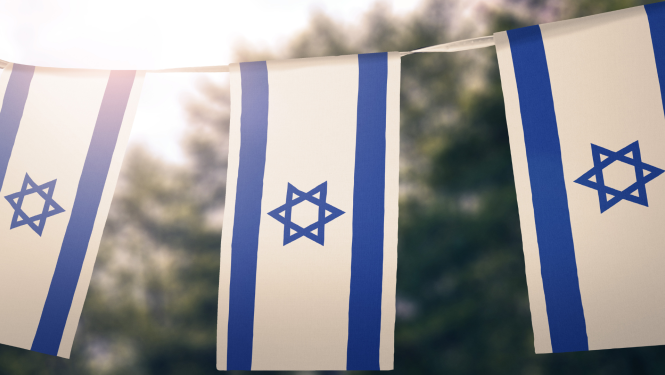 Izraelas karodziņi uz virtenes dabā