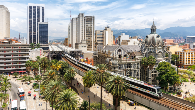 skats uz Kolumbijas pilsētu; ziņa par stipendiju Kolumbijā