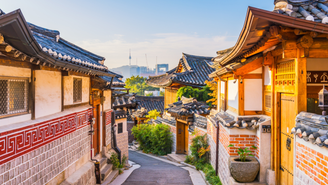 skats uz Korejas pilsētu ar vecām tipiskām korejiešu ēkām