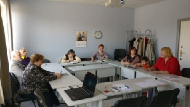 Īsteno sociālu iekļaušanu caur digitālo iemaņu apguvi un starppaaudžu mācīšanos