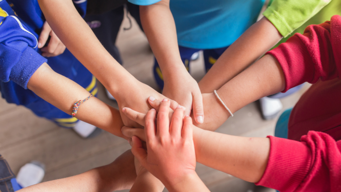 Cilvēki salikuši rokas vienu uz otras