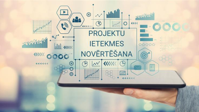 Civēks tur planšeti ar dažādiem grafiskiem elementiem