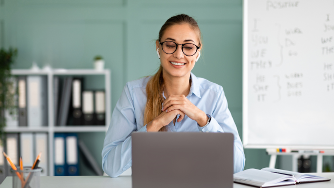 Sieviete strādā ar datoru