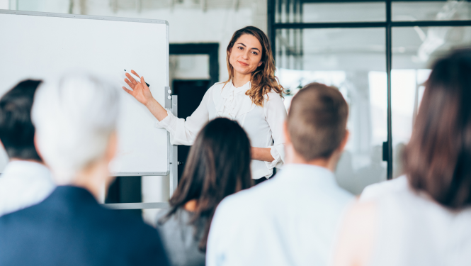 Sieviete vada semināru