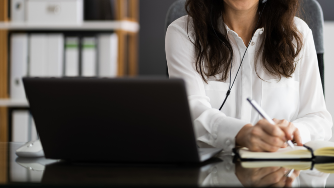 Sieviete strādā pie datora