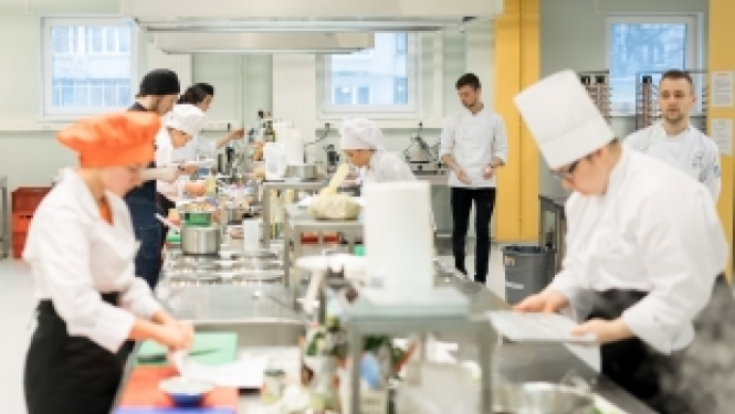 SkillsLatvia 2018 konkursa pusfinālā noskaidroti labākie jaunie pavāri un viesmīļi