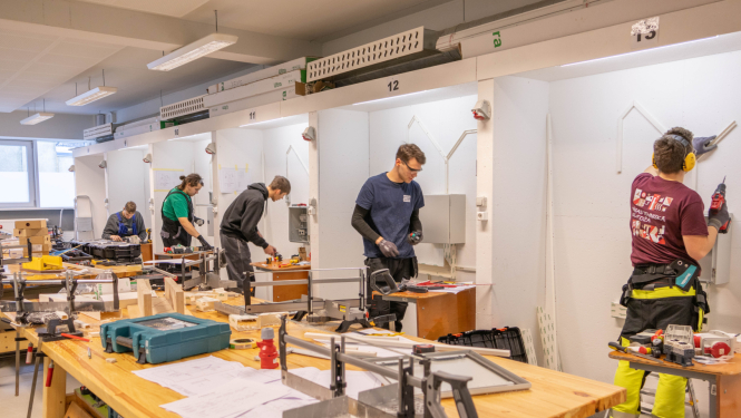 Jaunieši konkursa stendos veic elekiskās instalācijas darbus