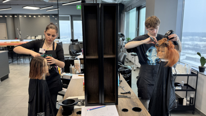 SkillsLatvia 2026 pusfināls Friziera darbi