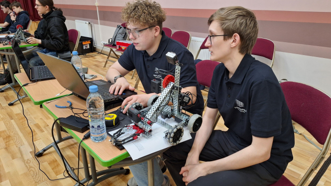 Skills Latvia 2026 pusfināla Mehatronika un robotika dalībnieki pilda uzdevumu