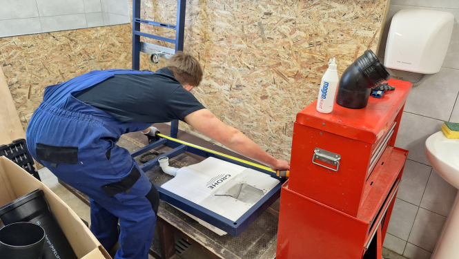 SkillsLatvia 2026 pusfināls Sausajā būvē konkursants pila uzdevumu