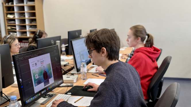 SkillsLatvia dalībnieki pilda pie datoriem uzdevumu grafiskā dizaina tehnoloģijās