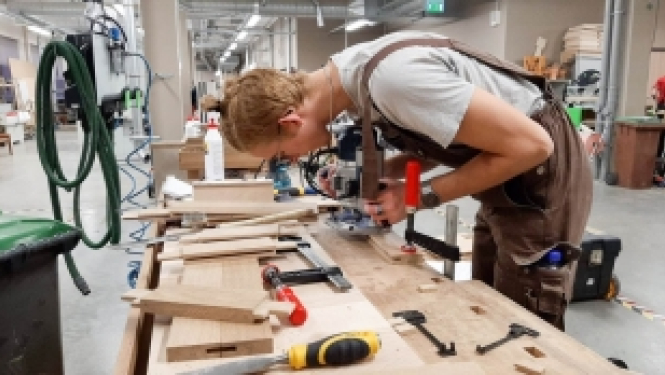 Zināmi konkursa SkillsLatvia 2020 finālisti mēbeļu galdniecībā