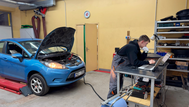 Jaunietis labo automašīnu