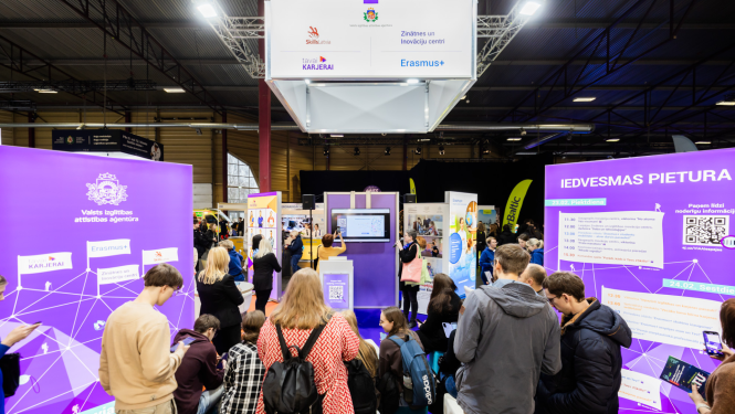 Izstādes stendi ar cilvēku grupām