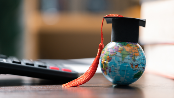 Globuss ar absolventa cepuri