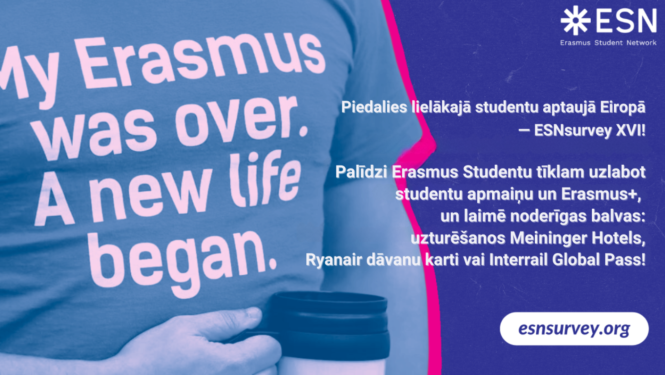 Cilvēks tur kafijas krūzi rokā