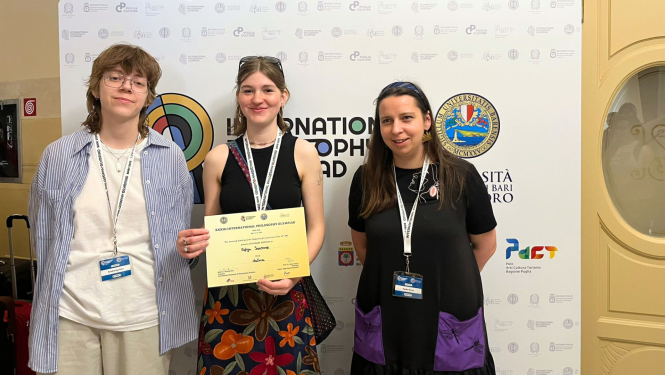 Meitenes tur rokās diplomus