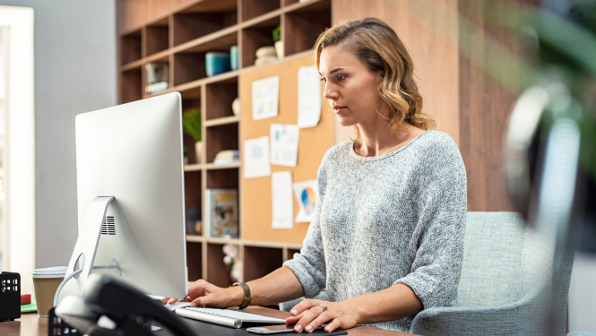 Sieviete strādā ar datoru