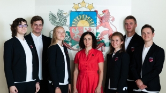 Latvijas komanda pirms WorldSkills 2019 konkursa tiekas ar ministri Šuplinsku