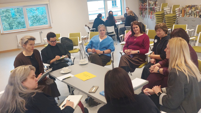 Semināra Piederība Valmierā dalibnieki sez pie galda