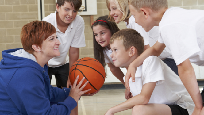 Sporta trenere ar bērniem