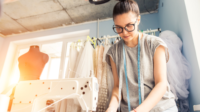 Sieviete strādā ar šujmašīnu