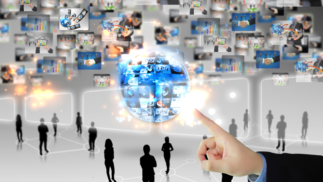 centrā ir pasaules globuss aizmugure ir siena ar dažādām digitālām bildēm priekšā vīrieša roka ar pirkstu rāda uz globusu