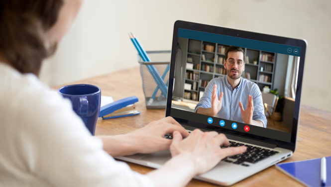 sieviete piedalas tiessaistes konsultacija