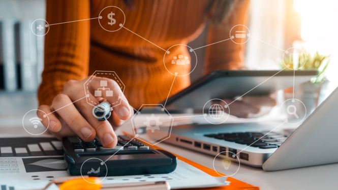 sieviete skaita ar kalkulatoru pie datora