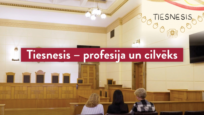 Foto no tiesas sēžu zāles