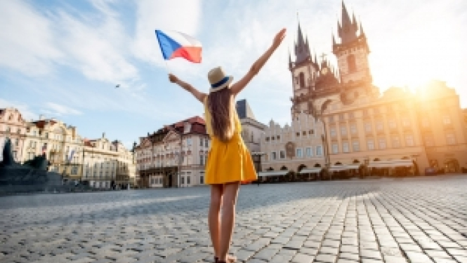 Pagarināta pieteikšanās Čehijas valdības stipendijām čehu valodas vasaras kursiem