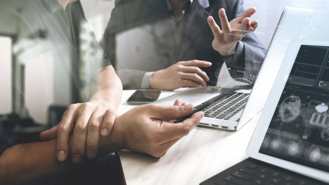 divi viriesi strada pie projekta dators