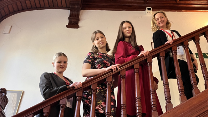 dalībnieces no Latvijas kopā ar skolotāju Sapotā, Polijā, Mūzikas olimpiādē