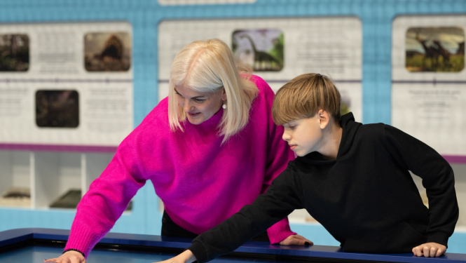 Sieviete un bērns izmanto interaktīvu tāfeli