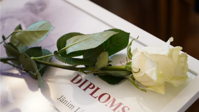 Diploms, ilustratīvs attēls