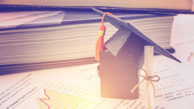 absolventa cepure grāmatas fonā stipendija