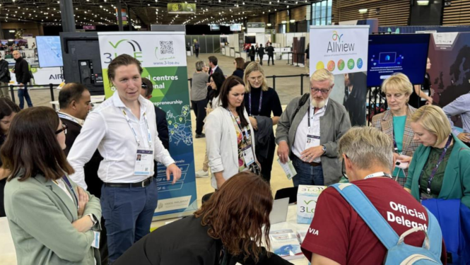 Cilvēku grupa sarunājas seminārā